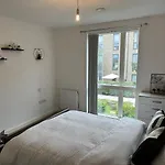 Deluxe Spacious Room Near London Bridge!