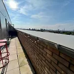 Elegant Chic Living: 1 Bed In Vibrant London Area