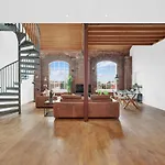 Large Industrial Style 2 Bedroom Apartment Short Term Rental & Flexible Renting Canary Wharf With Free Wifi