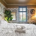 Lux Versace Pad Sleeps 10 Hot Tub, Cinema & Games Room