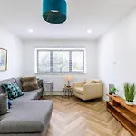 4Bed 11 Occupancy Large Flat Elizabeth Line West London Flat Free Parking