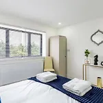 4Bed 11 Occupancy Large Flat Elizabeth Line West London Flat Free Parking