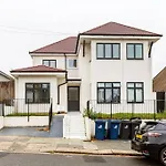 4Bed 11 Occupancy Large Flat Elizabeth Line West London Flat Free Parking