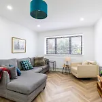 4Bed 11 Occupancy Large Flat Elizabeth Line West London Flat Free Parking