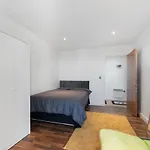 Excel 3 Bedroom Apartment Near City Airport And O2 Arena