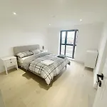 Luxury Modern Flat Near Center