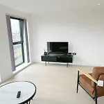 Luxury Modern Flat Near Center