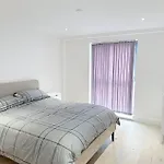 Luxury Modern Flat Near Center