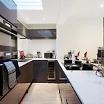 Charming 2 Bed House - Roof Top Terrace & Parking
