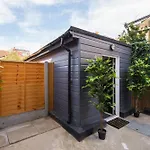 Lux Versace 1 Bed, Hot Tub, Pool Table, Sky Tv