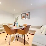 Boho Chic Tower Bridge Gem, Sleeps 8