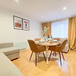 Boho Chic Tower Bridge Gem, Sleeps 8