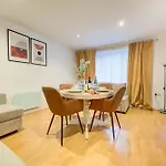 Boho Chic Tower Bridge Gem, Sleeps 8