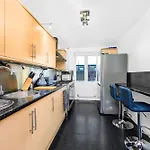 2 Modern Double Bed Apartment For 6 Guests By Hofin Stays Short Lets & Serviced Accommodation