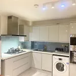Large Studio With Extra Sofa Bed And Private Bath Plus Kitchen Canary Wharf 1