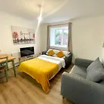 2 Bed Flat Privite In Canada Water