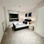 Stylish Apartment Docklands
