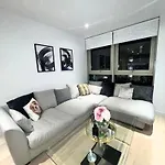 Stylish Apartment Docklands