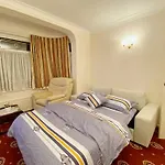 Barking London House Sleeps 11 - Parking - Train Tube - Airport