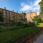 Cosy 4-Bedroom Apartment Next To Borough