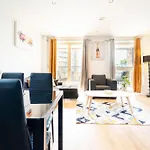 Luxury Greenwich 2Bed 2Bath Apt - Sleep 6 Guest- 1 Min From Station - Close To Greenwich Maritime- Playstation Provided