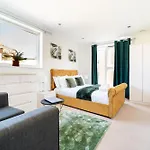 Luxury Greenwich 2Bed 2Bath Apt - Sleep 6 Guest- 1 Min From Station - Close To Greenwich Maritime- Playstation Provided