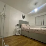 New! 4 Bedroom London House With Garden And Lawn