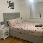 New! 4 Bedroom London House With Garden And Lawn