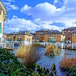 Riverside 3Br With Easy Transport 20Mins To City Centre