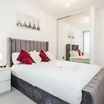 Deluxe Condo Beside 02 Arena And Central London