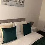 Contemporary Urban Retreat, 2-Bedroom Haven By London City Airport