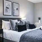 Spacious 1 Bed Flat With Balcony Minutes Walk To Canary Wharf