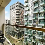 Spacious 1 Bed Flat With Balcony Minutes Walk To Canary Wharf