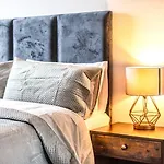 Luxury 2 Bedroom Apartment In Tower Hill