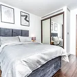 Luxury 2 Bedroom Apartment In Tower Hill