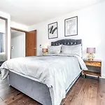 Luxury 2 Bedroom Apartment In Tower Hill