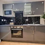 Stylish And Cosy 2 Apartment In London W Private Parking