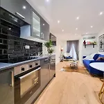 Stylish And Cosy 2 Apartment In London W Private Parking