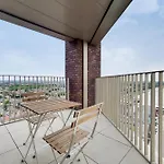 Deluxe Three Bedroom Apartment By London Excel Stays
