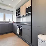 Deluxe Three Bedroom Apartment By London Excel Stays