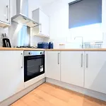 Bright & Large 3 Bed Flat In London