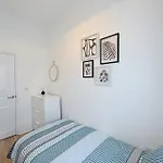 Bright & Large 3 Bed Flat In London
