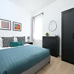 Bright & Large 3 Bed Flat In London