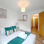 Two Bed Serviced Apartment By London Docklands