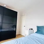 Cosy Spacious 2 Bedrooms With Dedicated Off Street Parking