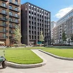 Double Room In A Flat In Royal Wharf