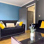 Last-Minute Escape L Modern 2 Double Bed Apartment For 5 Guests L Hofin Stays Short Lets & Serviced Accommodation