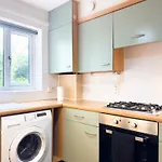 Last-Minute Escape L Modern 2 Double Bed Apartment For 5 Guests L Hofin Stays Short Lets & Serviced Accommodation