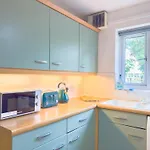 Last-Minute Escape L Modern 2 Double Bed Apartment For 5 Guests L Hofin Stays Short Lets & Serviced Accommodation