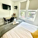 Cosy En-Suite Room In Stratford